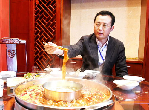 重庆一区委书记带头下馆子，践行光盘行动倡导节俭生活