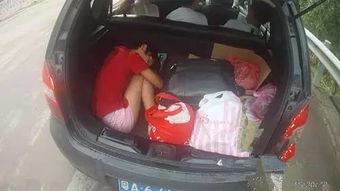 生父回应将孩子塞后备箱，拒绝道歉